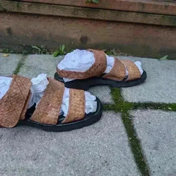 Beautiful Aquatalia brown woven leather sandals size 10 - Picture 4 of 6